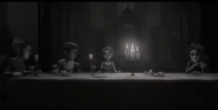 四个孩子围绕在桌子旁边坐着的画面