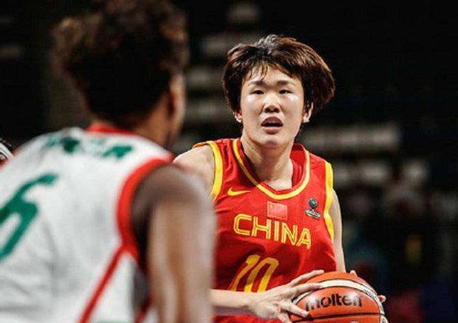 中国体育直播中正在打篮球的运动员