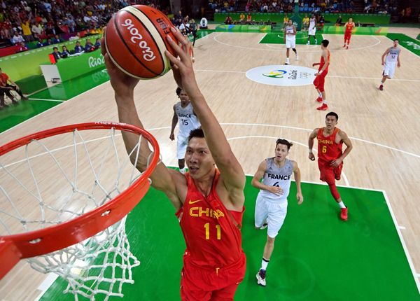 中国体育直播中正在投篮的运动员
