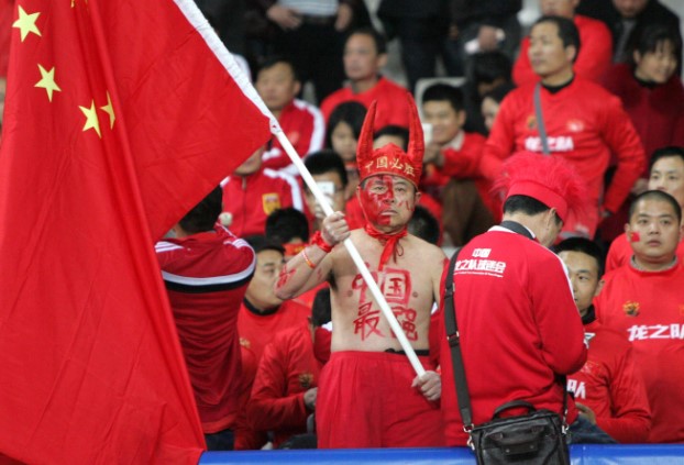 中国体育直播中举着国旗的球迷
